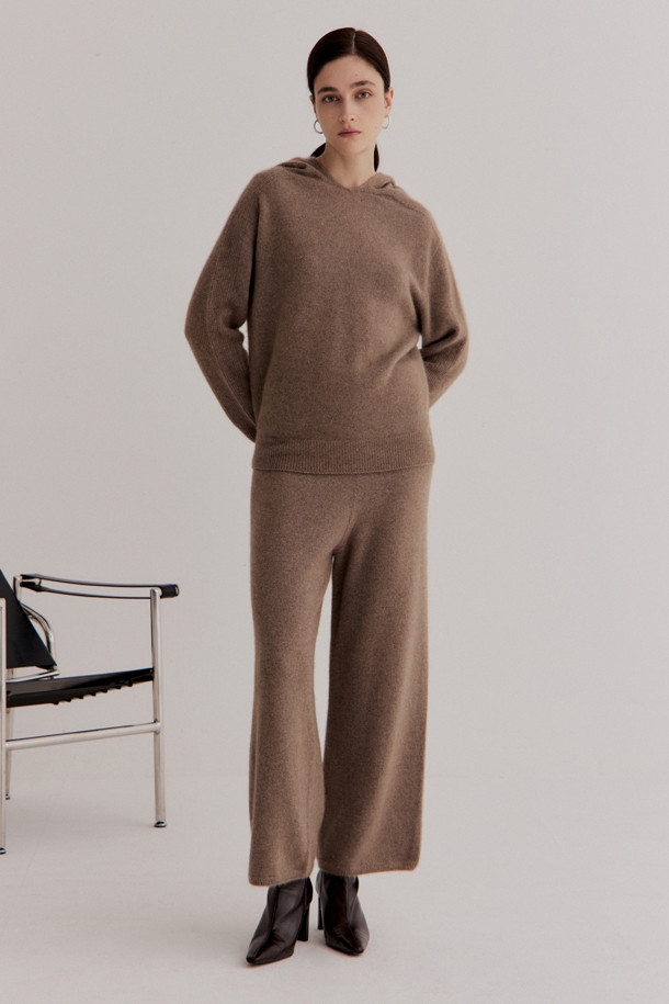 캐시미어 여성 스트레이트 팬츠 (브라운)는 겨울철 당신의 스타일을 완성해 줄 아이템입니다. 부드러운 캐시미어 소재로 제작되어 뛰어난 보온성을 자랑하며, 미니멀한 디자인과 일자핏으로 어떤 상의와도 잘 어울립니다. 밴딩 처리로 편안한 착용감을 선사하며, 립조직 밑단 디테일이 고급스러움을 더합니다. 데일리룩, 오피스룩, 모임룩 등 다양한 TPO에 활용 가능하며, 클래식, 미니멀, 시크한 스타일을 연출하기 좋습니다.
