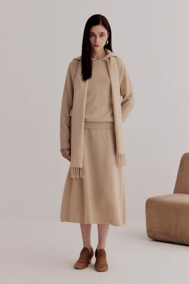 베이지 컬러의 캐시미어 여성 후디 풀오버입니다. 부드러운 촉감의 12게이지 플레인 조직 캐시미어 소재로 제작되었으며 , 레귤러 핏과 긴 소매 기장으로 편안하게 착용할 수 있습니다. 미니멀하고 베이직한 스타일로, 가을과 겨울철 데일리룩, 집콕룩, 산책룩 등 다양한 TPO에 활용하기 좋습니다. 후드 디자인과 소매/밑단 립 조직, 양 사이드 디테일이 특징이며, 두꺼운 두께감으로 따뜻함을 더합니다.
