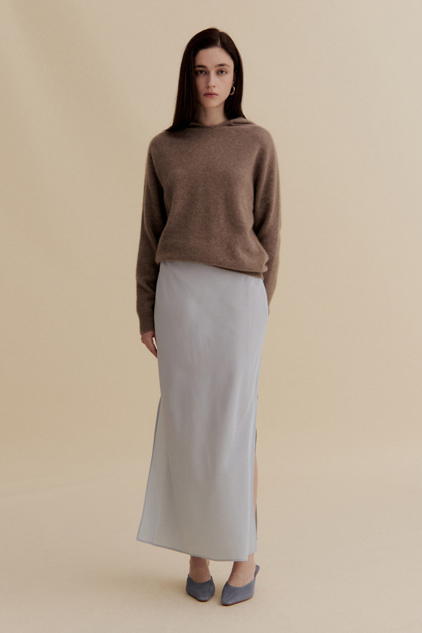 캐시미어 우먼 후디 풀오버 (브라운)는 부드러운 촉감의 캐시미어 소재로 제작되어 가을, 겨울 시즌 포근하게 착용하기 좋습니다. 12게이지 플레인 조직으로 짜여져 고급스러운 느낌을 주며, 레귤러핏으로 편안한 착용감을 선사합니다. 후드 디자인과 긴 소매, 소매와 밑단의 립 조직, 양 사이드 디테일이 돋보이며 미니멀하고 베이직한 스타일을 연출합니다. 겨울 데일리룩, 집콕룩, 산책룩 등 스타일에 구애없이 활용하기 좋은 아이템입니다.
