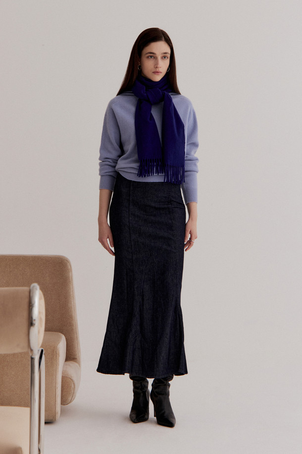 캐시미어 여성 후디 풀오버 (라이트 블루)는 가을, 겨울 시즌에 적합한 베이직 스타일의 여성 상의입니다. 부드러운 촉감의 캐시미어 소재로 제작되었으며, 12게이지 플레인 조직으로 편안함을 더했습니다. 레귤러 핏과 긴 소매 기장으로 제작되었으며, 후드 네크라인과 소매 및 밑단 립조직 처리가 특징입니다. 미니멀, 클래식, 캐주얼 스타일을 즐기는 분들께 집콕룩, 겨울 데일리룩, 산책룩 등 다양한 TPO에 맞춰 활용하기 좋습니다. 양 사이드 디테일이 은은한 포인트를 더합니다.
