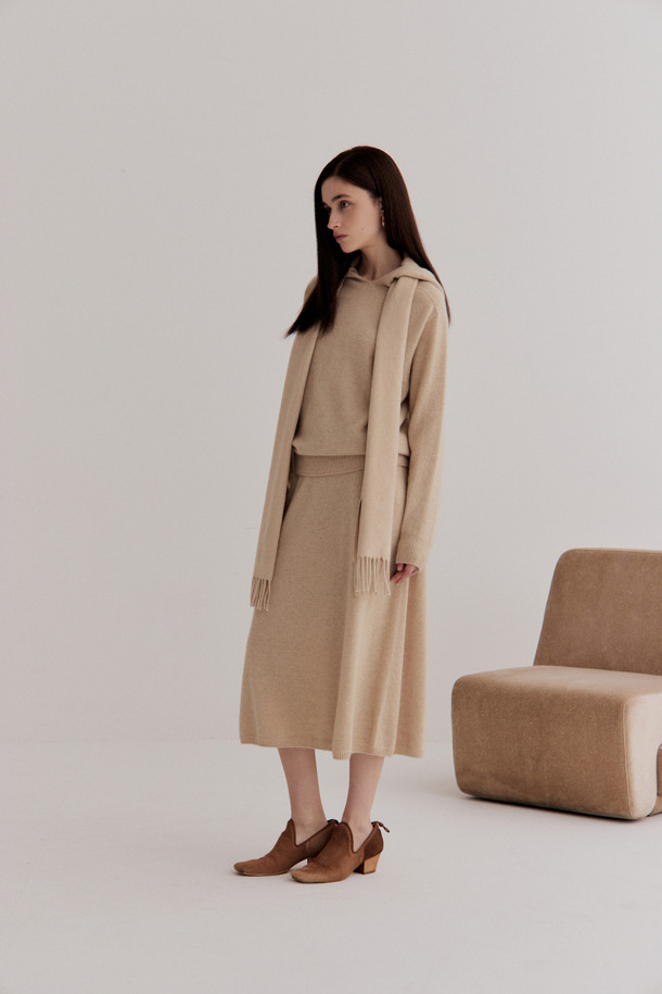 캐시미어 에센셜 스커트 (베이지)는 가을과 겨울, 미니멀하고 베이직한 스타일을 추구하는 여성들을 위한 플레어 스커트입니다. 부드러운 촉감의 캐시미어 소재로 제작되어 포근하고 편안한 착용감을 선사하며, 8게이지 플레인 조직과 홀가먼트 기법으로 봉제선 없이 깔끔한 실루엣을 연출합니다. 무릎을 덮는 기장감에 루즈핏으로 여유로운 착용감을 느낄 수 있으며, 밑단 1X1 립 조직으로 은은한 포인트를 더했습니다. 데일리룩, 카페룩, 모임룩 등 다양한 TPO에 맞춰 미니멀, 클래식, 시크한 스타일을 완성해보세요.
