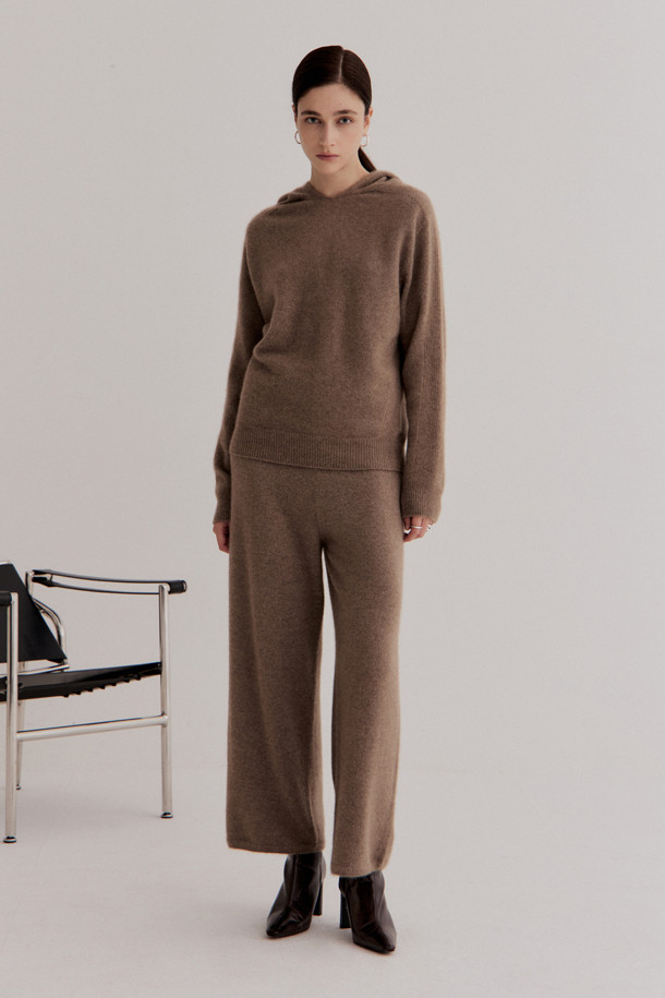 캐시미어 여성 스트레이트 팬츠 (브라운)는 겨울철 당신의 스타일을 완성해 줄 아이템입니다. 부드러운 캐시미어 소재로 제작되어 뛰어난 보온성을 자랑하며, 미니멀한 디자인과 일자핏으로 어떤 상의와도 잘 어울립니다. 밴딩 처리로 편안한 착용감을 선사하며, 립조직 밑단 디테일이 고급스러움을 더합니다. 데일리룩, 오피스룩, 모임룩 등 다양한 TPO에 활용 가능하며, 클래식, 미니멀, 시크한 스타일을 연출하기 좋습니다.
