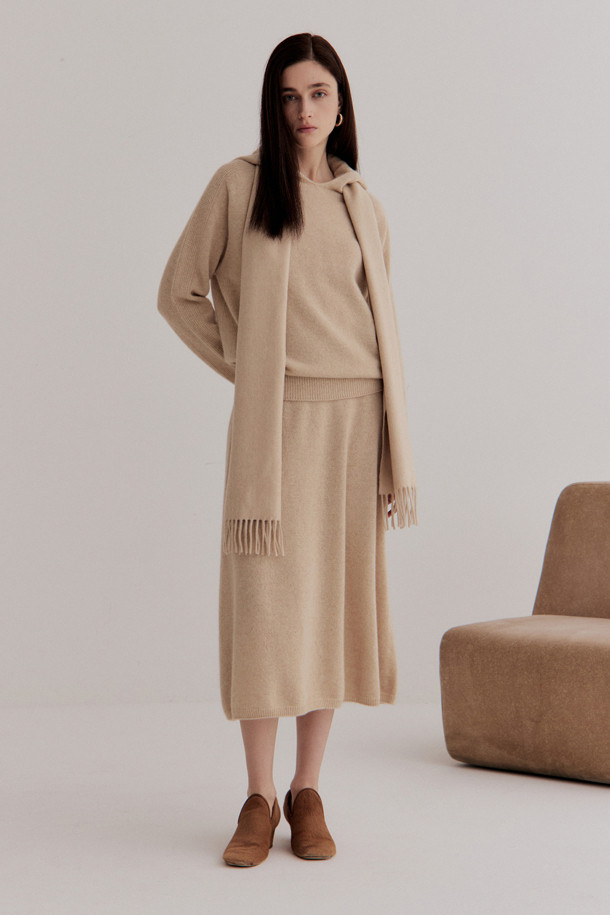 베이지 컬러의 캐시미어 여성 후디 풀오버입니다. 부드러운 촉감의 12게이지 플레인 조직 캐시미어 소재로 제작되었으며 , 레귤러 핏과 긴 소매 기장으로 편안하게 착용할 수 있습니다. 미니멀하고 베이직한 스타일로, 가을과 겨울철 데일리룩, 집콕룩, 산책룩 등 다양한 TPO에 활용하기 좋습니다. 후드 디자인과 소매/밑단 립 조직, 양 사이드 디테일이 특징이며, 두꺼운 두께감으로 따뜻함을 더합니다.
