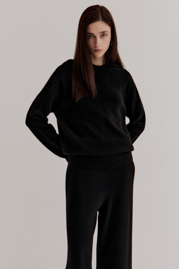 캐시미어 여성 후디 풀오버(블랙)는 부드러운 촉감의 캐시미어 소재로 제작되어 가을과 겨울, 포근하게 당신을 감싸줍니다. 12게이지 플레인 조직으로 짜여져 고급스러운 분위기를 더하며, 레귤러 핏과 긴 소매 기장으로 편안한 착용감을 선사합니다. 후드 디자인과 소매 및 밑단의 립 조직 마감, 양 사이드 디테일이 돋보이는 미니멀하고 베이직한 스타일의 니트/스웨터입니다. 겨울 데일리룩, 집콕룩, 산책룩 등 다양한 TPO에 맞춰 클래식하고 캐주얼하게 연출해 보세요. 
