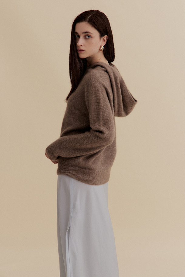 캐시미어 우먼 후디 풀오버 (브라운)는 부드러운 촉감의 캐시미어 소재로 제작되어 가을, 겨울 시즌 포근하게 착용하기 좋습니다. 12게이지 플레인 조직으로 짜여져 고급스러운 느낌을 주며, 레귤러핏으로 편안한 착용감을 선사합니다. 후드 디자인과 긴 소매, 소매와 밑단의 립 조직, 양 사이드 디테일이 돋보이며 미니멀하고 베이직한 스타일을 연출합니다. 겨울 데일리룩, 집콕룩, 산책룩 등 스타일에 구애없이 활용하기 좋은 아이템입니다.
