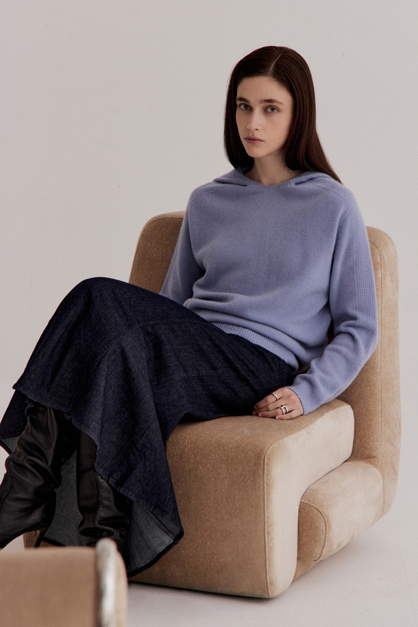 캐시미어 여성 후디 풀오버 (라이트 블루)는 가을, 겨울 시즌에 적합한 베이직 스타일의 여성 상의입니다. 부드러운 촉감의 캐시미어 소재로 제작되었으며, 12게이지 플레인 조직으로 편안함을 더했습니다. 레귤러 핏과 긴 소매 기장으로 제작되었으며, 후드 네크라인과 소매 및 밑단 립조직 처리가 특징입니다. 미니멀, 클래식, 캐주얼 스타일을 즐기는 분들께 집콕룩, 겨울 데일리룩, 산책룩 등 다양한 TPO에 맞춰 활용하기 좋습니다. 양 사이드 디테일이 은은한 포인트를 더합니다.
