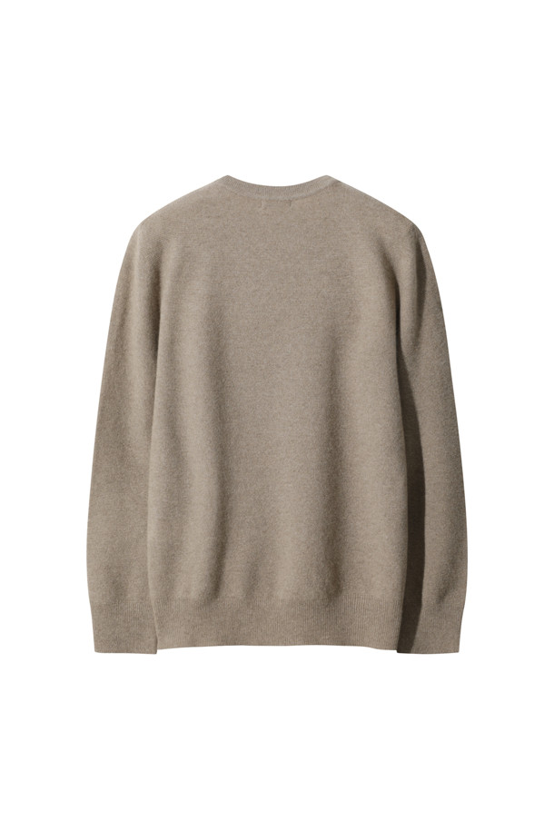 캐시미어 남성 스웨터 (브라운)는 가을과 겨울, 당신의 일상과 데이트, 카페에서의 시간을 더욱 특별하게 만들어줄 아이템입니다. 부드러운 촉감의 캐시미어 100% 소재로 제작되어 포근하고 따뜻하며, 12게이지 양두 조직과 홀가먼트 방식으로 완성되어 뛰어난 착용감과 미니멀한 스타일을 선사합니다. 레귤러 핏에 라운드 넥 디자인으로, 베이직하면서도 클래식한 분위기를 연출하며, 긴 소매와 두꺼운 두께감으로 쌀쌀한 날씨에도 든든하게 몸을 감싸줍니다. 넥과 소매 부분의 1X1 립 조직이 은은한 포인트를 더해 고급스러움을 더합니다.
