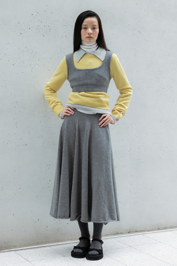 LE CASHMERE - 스웨터 - Essential Crew Sweater (Lemon)