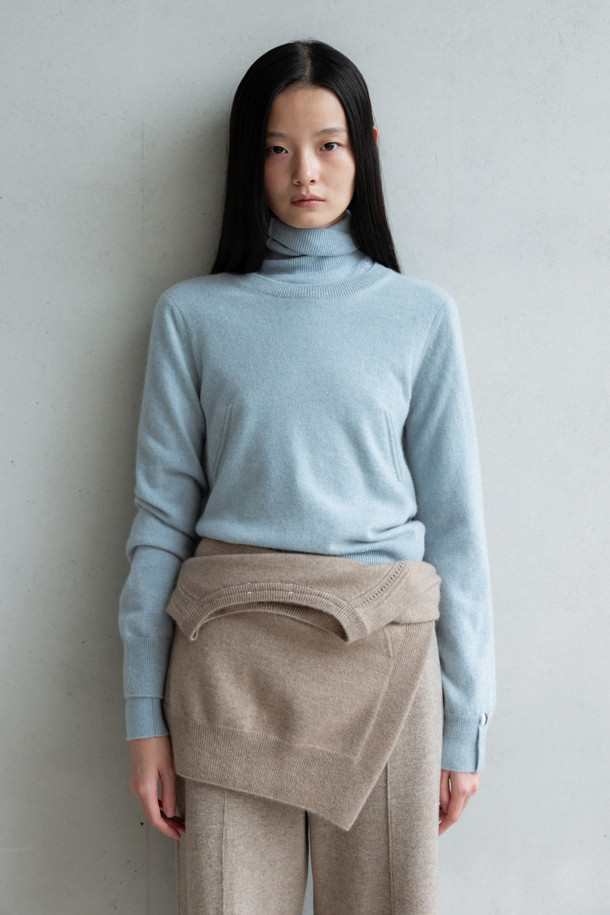 LE CASHMERE - 스웨터 - Essential High Neck Sweater (Sky Blue)