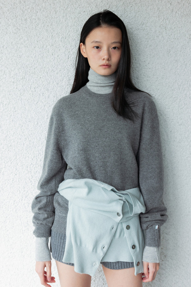 LE CASHMERE - 스웨터 - Essential High Neck Sweater (Light Gray)