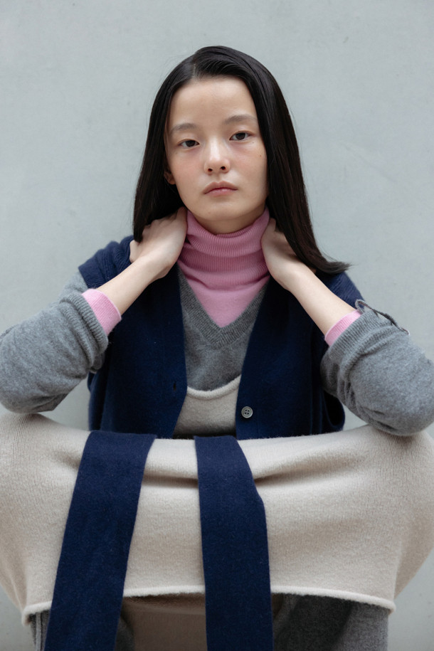 LE CASHMERE - 스웨터 - Essential High Neck Sweater (Pink)