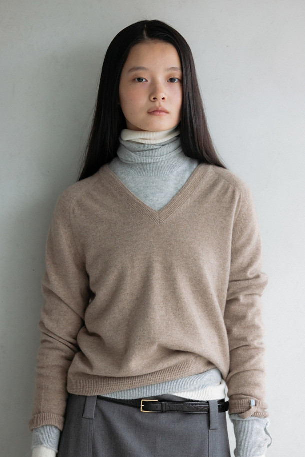 LE CASHMERE - 스웨터 - Essential V-neck Sweater (Beige)