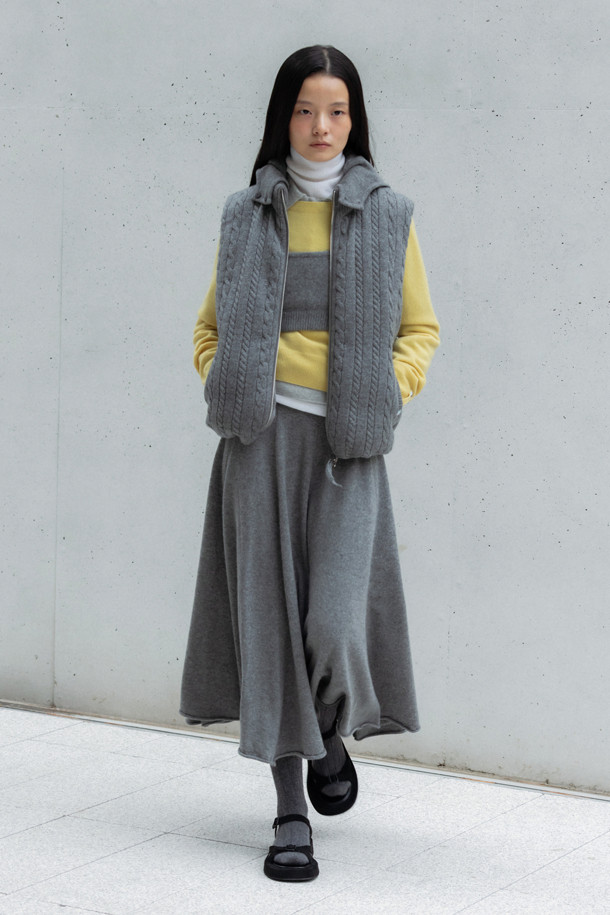 LE CASHMERE - 스웨터 - Essential Crew Sweater (Lemon)