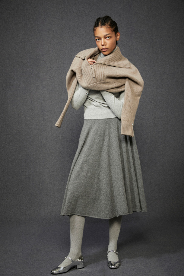 LE CASHMERE - 스웨터 - Wide Collar Sweater (Camel Beige)