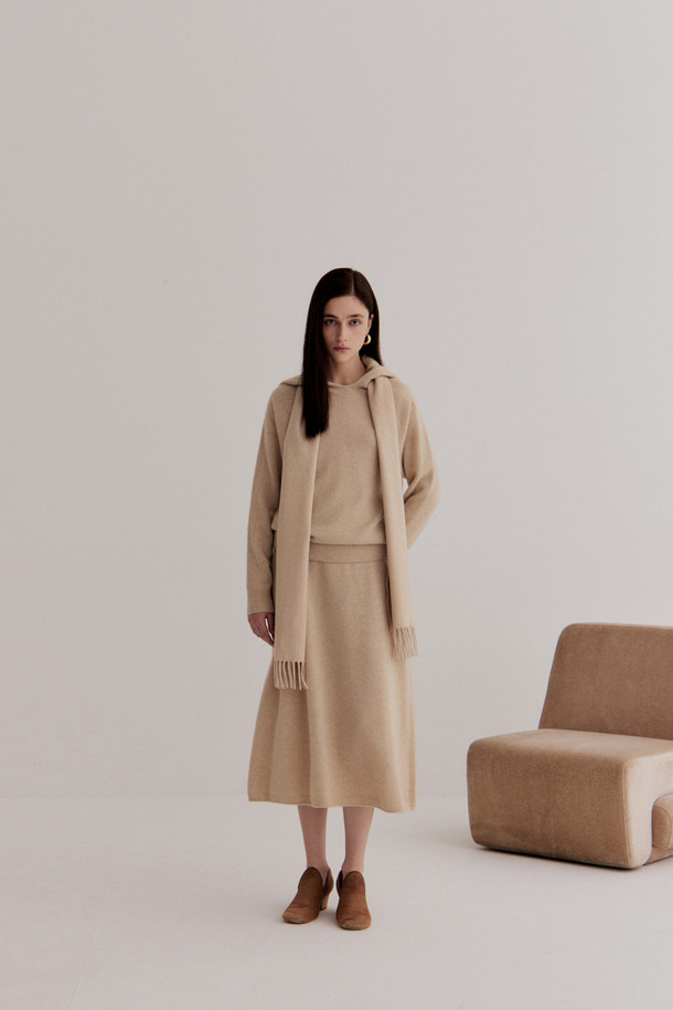 캐시미어 에센셜 스커트 (베이지)는 가을과 겨울, 미니멀하고 베이직한 스타일을 추구하는 여성들을 위한 플레어 스커트입니다. 부드러운 촉감의 캐시미어 소재로 제작되어 포근하고 편안한 착용감을 선사하며, 8게이지 플레인 조직과 홀가먼트 기법으로 봉제선 없이 깔끔한 실루엣을 연출합니다. 무릎을 덮는 기장감에 루즈핏으로 여유로운 착용감을 느낄 수 있으며, 밑단 1X1 립 조직으로 은은한 포인트를 더했습니다. 데일리룩, 카페룩, 모임룩 등 다양한 TPO에 맞춰 미니멀, 클래식, 시크한 스타일을 완성해보세요.
