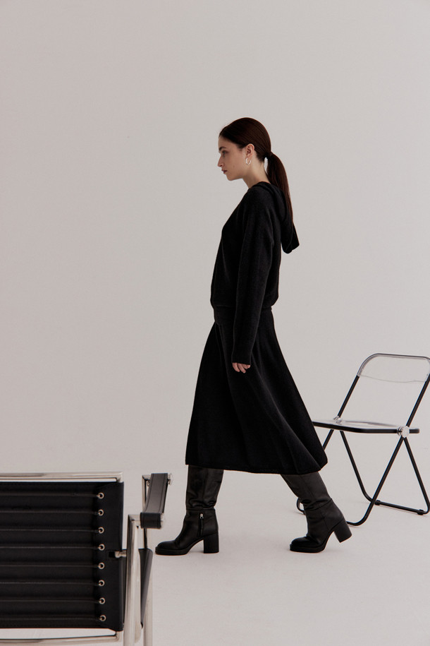 캐시미어 에센셜 스커트 (블랙)는 겨울철 데일리룩을 위한 미니멀하고 클래식한 스타일의 플레어 스커트입니다. 부드러운 캐시미어 소재로 제작되어 두꺼운 두께감과 포근한 촉감을 선사하며, 8게이지 플레인 조직으로 고급스러움을 더했습니다. 봉제 라인 없이 깔끔하게 떨어지는 실루엣과 무릎을 덮는 기장감, 밑단 1X1 립 조직 마감으로 편안한 착용감을 제공합니다. 루즈핏 플레어스커트로, 어떤 상의와도 쉽게 매치하여 다양한 스타일을 연출할 수 있습니다. 블랙 컬러로 어떤 옷에도 잘 어울려 활용도가 높습니다.
