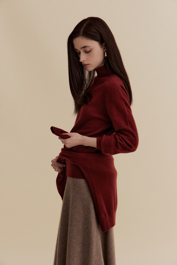 캐시미어 에센셜 스커트 (브라운)는 겨울 데일리룩을 위한 베이직하고 클래식한 스타일의 여성 스커트입니다. 8게이지 플레인 조직의 부드러운 캐시미어 소재로 제작되어 포근한 착용감을 선사합니다. 봉제 라인 없이, 밑단 1X1 립조직으로 마감되어 깔끔한 디자인을 자랑하며 무릎을 덮는 루즈핏 플레어 스타일입니다. 세련된 브라운 컬러가 다양한 상의와 매치하여 미니멀한 룩을 연출하기 좋습니다.
