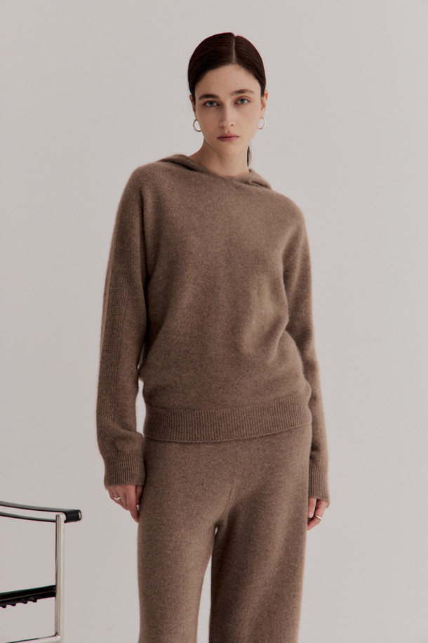 캐시미어 여성 스트레이트 팬츠 (브라운)는 겨울철 당신의 스타일을 완성해 줄 아이템입니다. 부드러운 캐시미어 소재로 제작되어 뛰어난 보온성을 자랑하며, 미니멀한 디자인과 일자핏으로 어떤 상의와도 잘 어울립니다. 밴딩 처리로 편안한 착용감을 선사하며, 립조직 밑단 디테일이 고급스러움을 더합니다. 데일리룩, 오피스룩, 모임룩 등 다양한 TPO에 활용 가능하며, 클래식, 미니멀, 시크한 스타일을 연출하기 좋습니다.
