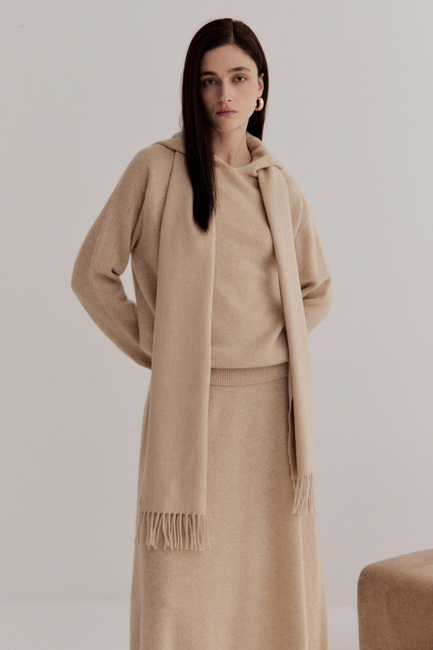 베이지 컬러의 캐시미어 여성 후디 풀오버입니다. 부드러운 촉감의 12게이지 플레인 조직 캐시미어 소재로 제작되었으며 , 레귤러 핏과 긴 소매 기장으로 편안하게 착용할 수 있습니다. 미니멀하고 베이직한 스타일로, 가을과 겨울철 데일리룩, 집콕룩, 산책룩 등 다양한 TPO에 활용하기 좋습니다. 후드 디자인과 소매/밑단 립 조직, 양 사이드 디테일이 특징이며, 두꺼운 두께감으로 따뜻함을 더합니다.
