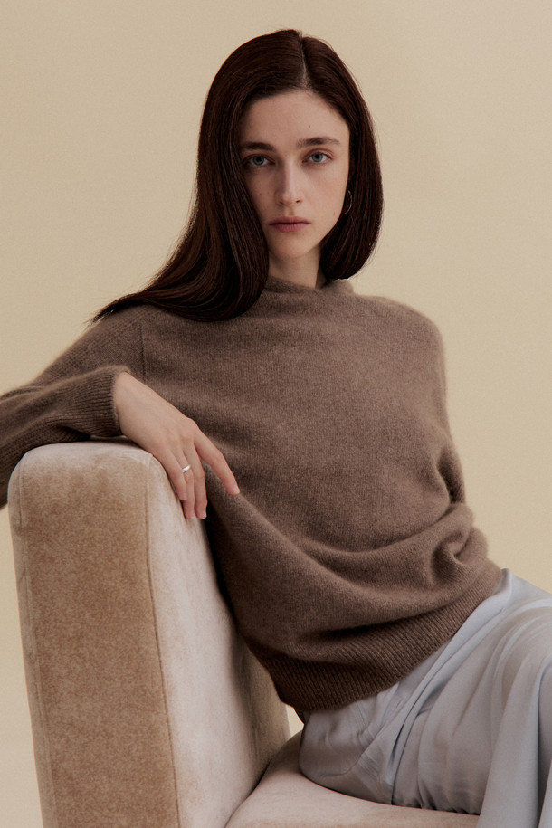 캐시미어 우먼 후디 풀오버 (브라운)는 부드러운 촉감의 캐시미어 소재로 제작되어 가을, 겨울 시즌 포근하게 착용하기 좋습니다. 12게이지 플레인 조직으로 짜여져 고급스러운 느낌을 주며, 레귤러핏으로 편안한 착용감을 선사합니다. 후드 디자인과 긴 소매, 소매와 밑단의 립 조직, 양 사이드 디테일이 돋보이며 미니멀하고 베이직한 스타일을 연출합니다. 겨울 데일리룩, 집콕룩, 산책룩 등 스타일에 구애없이 활용하기 좋은 아이템입니다.
