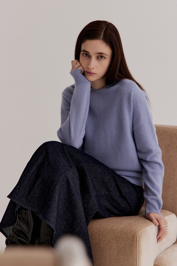 캐시미어 여성 후디 풀오버 (라이트 블루)는 가을, 겨울 시즌에 적합한 베이직 스타일의 여성 상의입니다. 부드러운 촉감의 캐시미어 소재로 제작되었으며, 12게이지 플레인 조직으로 편안함을 더했습니다. 레귤러 핏과 긴 소매 기장으로 제작되었으며, 후드 네크라인과 소매 및 밑단 립조직 처리가 특징입니다. 미니멀, 클래식, 캐주얼 스타일을 즐기는 분들께 집콕룩, 겨울 데일리룩, 산책룩 등 다양한 TPO에 맞춰 활용하기 좋습니다. 양 사이드 디테일이 은은한 포인트를 더합니다.
