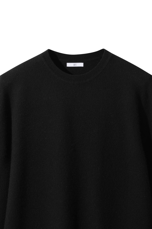 캐시미어 남성 스웨터 (블랙)는 가을과 겨울, 당신의 일상에 우아함을 더해줄 아이템입니다. 부드러운 촉감의 캐시미어 소재와 12게이지 양두 조직, 홀가먼트 방식으로 제작되어 뛰어난 착용감을 선사합니다. 베이직하고 미니멀한 스타일로, 라운드넥과 레귤러핏 디자인이 특징이며, 겨울 데일리룩, 모임룩, 오피스룩 등 다양한 TPO에 활용할 수 있습니다. 넥과 소매 부분의 1X1립 조직은 더욱 세련된 외관을 연출하며, 긴 소매 기장으로 보온성을 높였습니다. 환경 친화적인 방식으로 제작되어 더욱 가치 있는 선택입니다.
