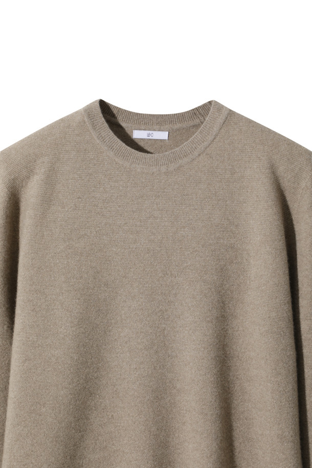 캐시미어 남성 스웨터 (브라운)는 가을과 겨울, 당신의 일상과 데이트, 카페에서의 시간을 더욱 특별하게 만들어줄 아이템입니다. 부드러운 촉감의 캐시미어 100% 소재로 제작되어 포근하고 따뜻하며, 12게이지 양두 조직과 홀가먼트 방식으로 완성되어 뛰어난 착용감과 미니멀한 스타일을 선사합니다. 레귤러 핏에 라운드 넥 디자인으로, 베이직하면서도 클래식한 분위기를 연출하며, 긴 소매와 두꺼운 두께감으로 쌀쌀한 날씨에도 든든하게 몸을 감싸줍니다. 넥과 소매 부분의 1X1 립 조직이 은은한 포인트를 더해 고급스러움을 더합니다.
