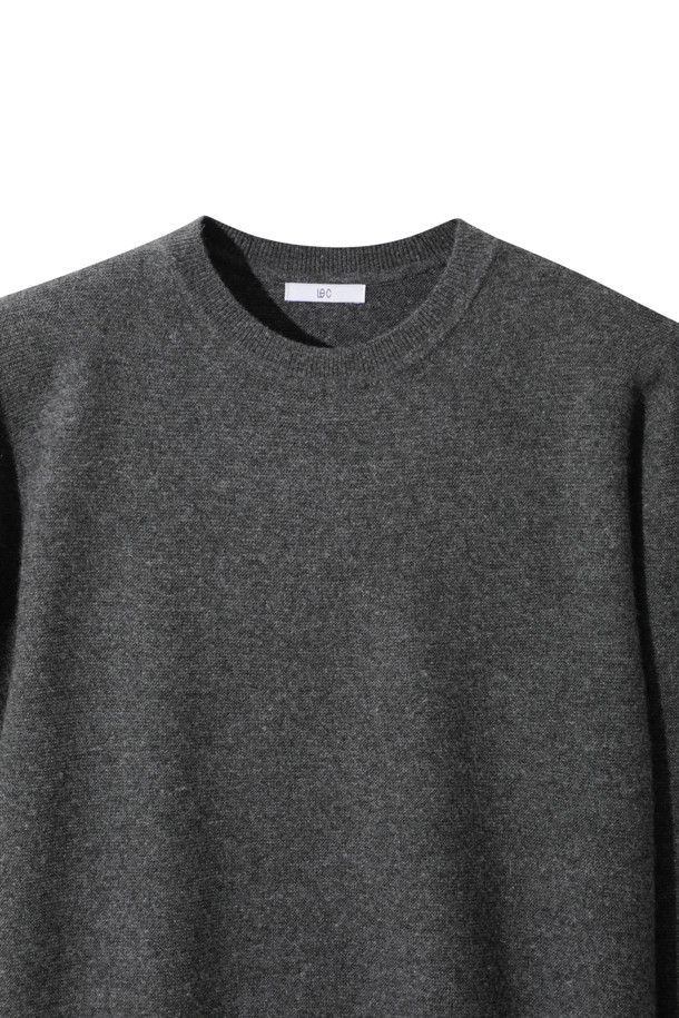 다크 그레이 컬러의 캐시미어 남성 스웨터입니다. 부드러운 촉감의 캐시미어 소재로 제작되어 가을과 겨울, 쌀쌀한 날씨에도 따뜻하게 입을 수 있습니다. 베이직한 스타일의 레귤러핏 라운드넥 디자인으로, 12게이지 양두 조직과 넥, 소매 부분의 1X1 립 조직이 특징입니다. 늘어짐 없는 탄탄한 착용감을 선사하며, 겨울 데일리룩, 데이트룩, 오피스룩 등 다양한 TPO에 활용하기 좋습니다. 클래식, 미니멀, 캐주얼 스타일을 즐기는 남성분들께 추천합니다.
