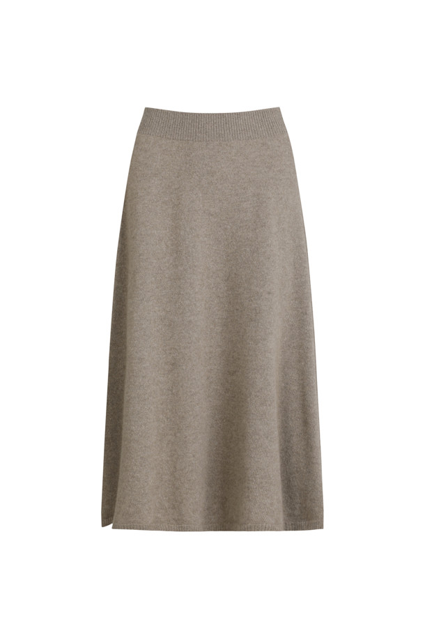 캐시미어 에센셜 스커트 (브라운)는 겨울 데일리룩을 위한 베이직하고 클래식한 스타일의 여성 스커트입니다. 8게이지 플레인 조직의 부드러운 캐시미어 소재로 제작되어 포근한 착용감을 선사합니다. 봉제 라인 없이, 밑단 1X1 립조직으로 마감되어 깔끔한 디자인을 자랑하며 무릎을 덮는 루즈핏 플레어 스타일입니다. 세련된 브라운 컬러가 다양한 상의와 매치하여 미니멀한 룩을 연출하기 좋습니다.

