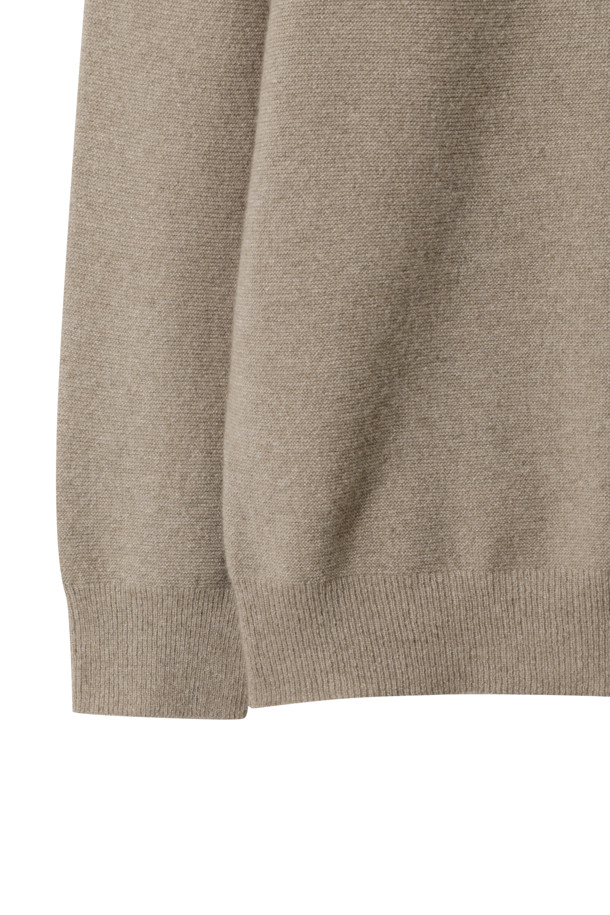 캐시미어 남성 스웨터 (브라운)는 가을과 겨울, 당신의 일상과 데이트, 카페에서의 시간을 더욱 특별하게 만들어줄 아이템입니다. 부드러운 촉감의 캐시미어 100% 소재로 제작되어 포근하고 따뜻하며, 12게이지 양두 조직과 홀가먼트 방식으로 완성되어 뛰어난 착용감과 미니멀한 스타일을 선사합니다. 레귤러 핏에 라운드 넥 디자인으로, 베이직하면서도 클래식한 분위기를 연출하며, 긴 소매와 두꺼운 두께감으로 쌀쌀한 날씨에도 든든하게 몸을 감싸줍니다. 넥과 소매 부분의 1X1 립 조직이 은은한 포인트를 더해 고급스러움을 더합니다.
