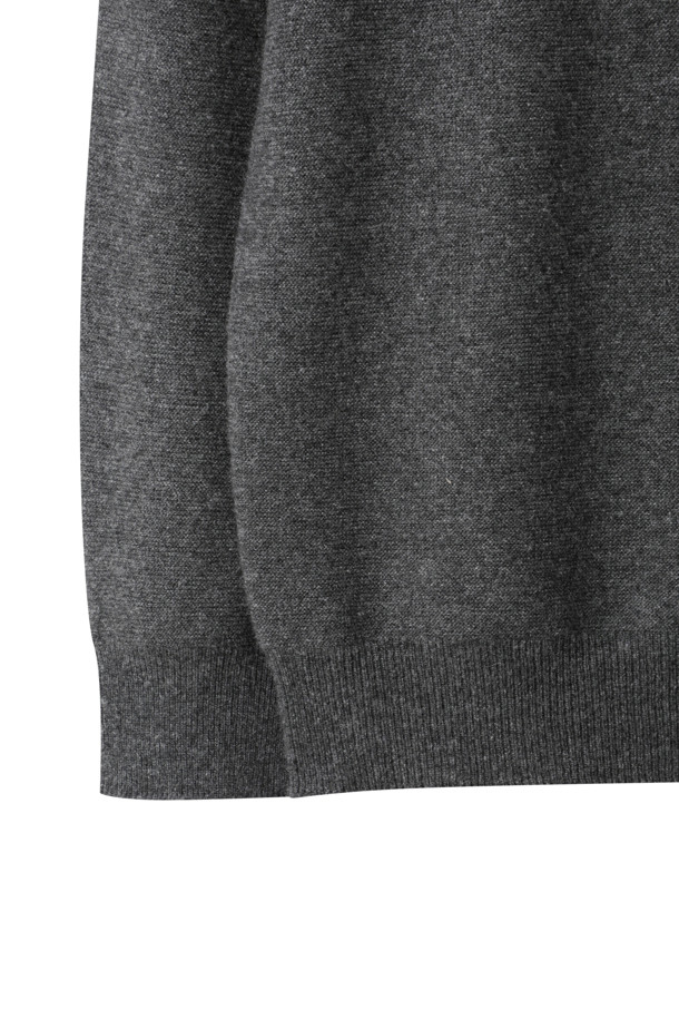 다크 그레이 컬러의 캐시미어 남성 스웨터입니다. 부드러운 촉감의 캐시미어 소재로 제작되어 가을과 겨울, 쌀쌀한 날씨에도 따뜻하게 입을 수 있습니다. 베이직한 스타일의 레귤러핏 라운드넥 디자인으로, 12게이지 양두 조직과 넥, 소매 부분의 1X1 립 조직이 특징입니다. 늘어짐 없는 탄탄한 착용감을 선사하며, 겨울 데일리룩, 데이트룩, 오피스룩 등 다양한 TPO에 활용하기 좋습니다. 클래식, 미니멀, 캐주얼 스타일을 즐기는 남성분들께 추천합니다.
