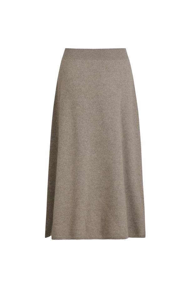 캐시미어 에센셜 스커트 (브라운)는 겨울 데일리룩을 위한 베이직하고 클래식한 스타일의 여성 스커트입니다. 8게이지 플레인 조직의 부드러운 캐시미어 소재로 제작되어 포근한 착용감을 선사합니다. 봉제 라인 없이, 밑단 1X1 립조직으로 마감되어 깔끔한 디자인을 자랑하며 무릎을 덮는 루즈핏 플레어 스타일입니다. 세련된 브라운 컬러가 다양한 상의와 매치하여 미니멀한 룩을 연출하기 좋습니다.
