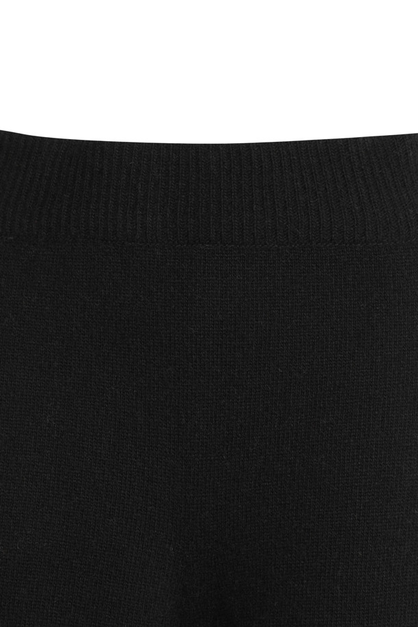 부드러운 캐시미어 소재의 여성용 스트레이트 팬츠입니다. 겨울철 따뜻하게 착용하기 좋은 두꺼운 두께감과 일자핏으로 편안한 착용감을 선사합니다. 미니멀한 스타일로, 홀가먼트 패턴의 디자인과 립 조직 밑단 디테일이 특징입니다. 데일리룩, 오피스룩, 모임룩 등 다양한 TPO에 활용 가능하며, 미니멀, 클래식, 시크한 스타일을 연출하기 좋습니다. 블랙 컬러로 어떤 상의와도 쉽게 매치할 수 있어 활용도가 높습니다.
