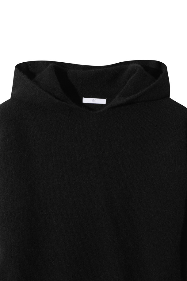 캐시미어 여성 후디 풀오버(블랙)는 부드러운 촉감의 캐시미어 소재로 제작되어 가을과 겨울, 포근하게 당신을 감싸줍니다. 12게이지 플레인 조직으로 짜여져 고급스러운 분위기를 더하며, 레귤러 핏과 긴 소매 기장으로 편안한 착용감을 선사합니다. 후드 디자인과 소매 및 밑단의 립 조직 마감, 양 사이드 디테일이 돋보이는 미니멀하고 베이직한 스타일의 니트/스웨터입니다. 겨울 데일리룩, 집콕룩, 산책룩 등 다양한 TPO에 맞춰 클래식하고 캐주얼하게 연출해 보세요. 

