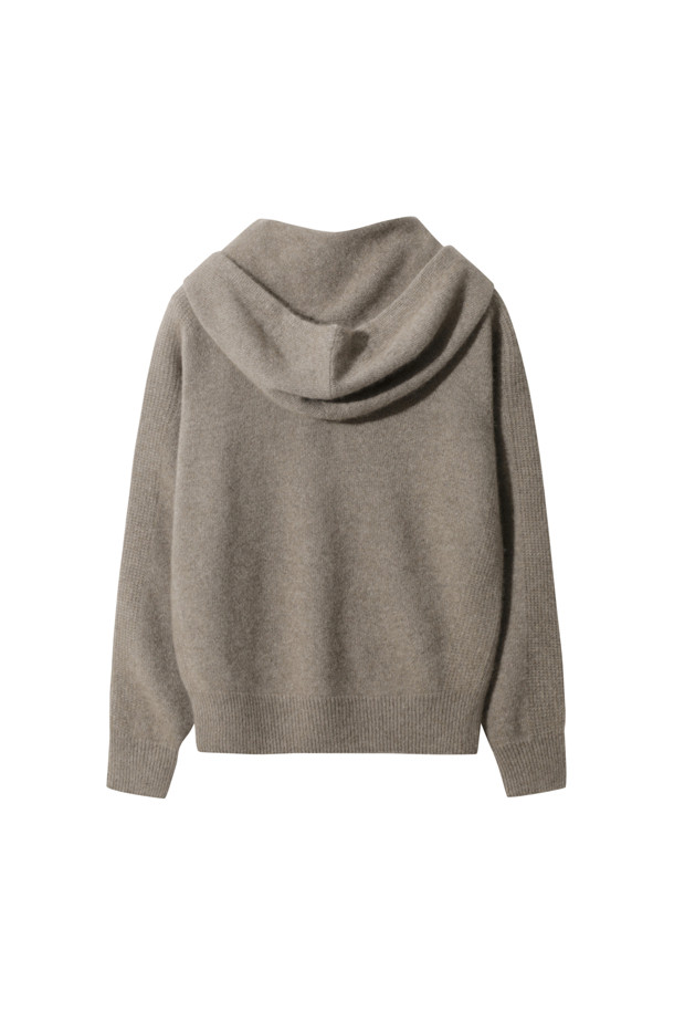 캐시미어 우먼 후디 풀오버 (브라운)는 부드러운 촉감의 캐시미어 소재로 제작되어 가을, 겨울 시즌 포근하게 착용하기 좋습니다. 12게이지 플레인 조직으로 짜여져 고급스러운 느낌을 주며, 레귤러핏으로 편안한 착용감을 선사합니다. 후드 디자인과 긴 소매, 소매와 밑단의 립 조직, 양 사이드 디테일이 돋보이며 미니멀하고 베이직한 스타일을 연출합니다. 겨울 데일리룩, 집콕룩, 산책룩 등 스타일에 구애없이 활용하기 좋은 아이템입니다.
