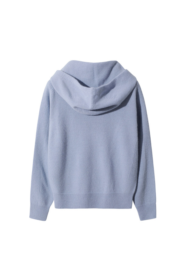 캐시미어 여성 후디 풀오버 (라이트 블루)는 가을, 겨울 시즌에 적합한 베이직 스타일의 여성 상의입니다. 부드러운 촉감의 캐시미어 소재로 제작되었으며, 12게이지 플레인 조직으로 편안함을 더했습니다. 레귤러 핏과 긴 소매 기장으로 제작되었으며, 후드 네크라인과 소매 및 밑단 립조직 처리가 특징입니다. 미니멀, 클래식, 캐주얼 스타일을 즐기는 분들께 집콕룩, 겨울 데일리룩, 산책룩 등 다양한 TPO에 맞춰 활용하기 좋습니다. 양 사이드 디테일이 은은한 포인트를 더합니다.
