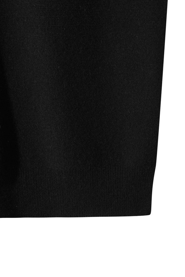 캐시미어 남성 스웨터 (블랙)는 가을과 겨울, 당신의 일상에 우아함을 더해줄 아이템입니다. 부드러운 촉감의 캐시미어 소재와 12게이지 양두 조직, 홀가먼트 방식으로 제작되어 뛰어난 착용감을 선사합니다. 베이직하고 미니멀한 스타일로, 라운드넥과 레귤러핏 디자인이 특징이며, 겨울 데일리룩, 모임룩, 오피스룩 등 다양한 TPO에 활용할 수 있습니다. 넥과 소매 부분의 1X1립 조직은 더욱 세련된 외관을 연출하며, 긴 소매 기장으로 보온성을 높였습니다. 환경 친화적인 방식으로 제작되어 더욱 가치 있는 선택입니다.
