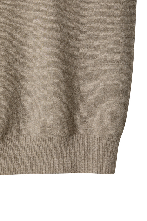 캐시미어 남성 스웨터 (브라운)는 가을과 겨울, 당신의 일상과 데이트, 카페에서의 시간을 더욱 특별하게 만들어줄 아이템입니다. 부드러운 촉감의 캐시미어 100% 소재로 제작되어 포근하고 따뜻하며, 12게이지 양두 조직과 홀가먼트 방식으로 완성되어 뛰어난 착용감과 미니멀한 스타일을 선사합니다. 레귤러 핏에 라운드 넥 디자인으로, 베이직하면서도 클래식한 분위기를 연출하며, 긴 소매와 두꺼운 두께감으로 쌀쌀한 날씨에도 든든하게 몸을 감싸줍니다. 넥과 소매 부분의 1X1 립 조직이 은은한 포인트를 더해 고급스러움을 더합니다.
