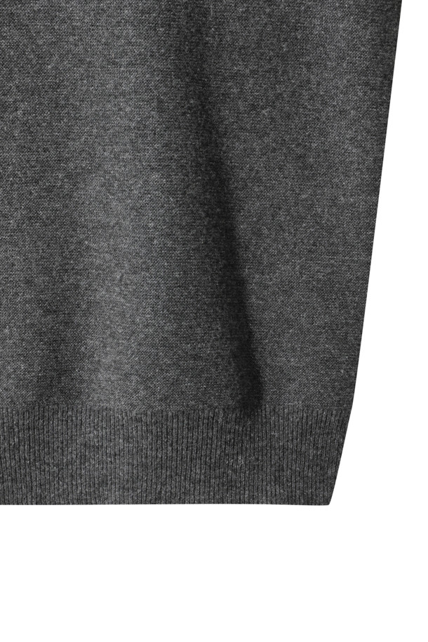 다크 그레이 컬러의 캐시미어 남성 스웨터입니다. 부드러운 촉감의 캐시미어 소재로 제작되어 가을과 겨울, 쌀쌀한 날씨에도 따뜻하게 입을 수 있습니다. 베이직한 스타일의 레귤러핏 라운드넥 디자인으로, 12게이지 양두 조직과 넥, 소매 부분의 1X1 립 조직이 특징입니다. 늘어짐 없는 탄탄한 착용감을 선사하며, 겨울 데일리룩, 데이트룩, 오피스룩 등 다양한 TPO에 활용하기 좋습니다. 클래식, 미니멀, 캐주얼 스타일을 즐기는 남성분들께 추천합니다.
