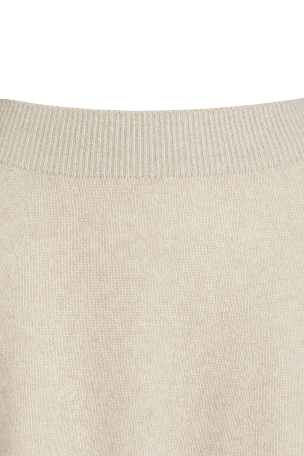 캐시미어 에센셜 스커트 (베이지)는 가을과 겨울, 미니멀하고 베이직한 스타일을 추구하는 여성들을 위한 플레어 스커트입니다. 부드러운 촉감의 캐시미어 소재로 제작되어 포근하고 편안한 착용감을 선사하며, 8게이지 플레인 조직과 홀가먼트 기법으로 봉제선 없이 깔끔한 실루엣을 연출합니다. 무릎을 덮는 기장감에 루즈핏으로 여유로운 착용감을 느낄 수 있으며, 밑단 1X1 립 조직으로 은은한 포인트를 더했습니다. 데일리룩, 카페룩, 모임룩 등 다양한 TPO에 맞춰 미니멀, 클래식, 시크한 스타일을 완성해보세요.
