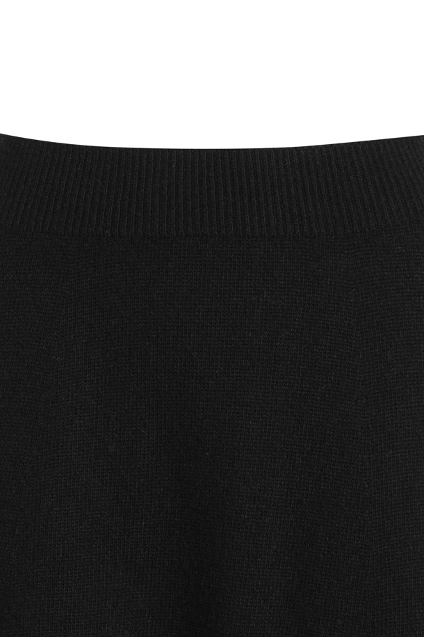 캐시미어 에센셜 스커트 (블랙)는 겨울철 데일리룩을 위한 미니멀하고 클래식한 스타일의 플레어 스커트입니다. 부드러운 캐시미어 소재로 제작되어 두꺼운 두께감과 포근한 촉감을 선사하며, 8게이지 플레인 조직으로 고급스러움을 더했습니다. 봉제 라인 없이 깔끔하게 떨어지는 실루엣과 무릎을 덮는 기장감, 밑단 1X1 립 조직 마감으로 편안한 착용감을 제공합니다. 루즈핏 플레어스커트로, 어떤 상의와도 쉽게 매치하여 다양한 스타일을 연출할 수 있습니다. 블랙 컬러로 어떤 옷에도 잘 어울려 활용도가 높습니다.
