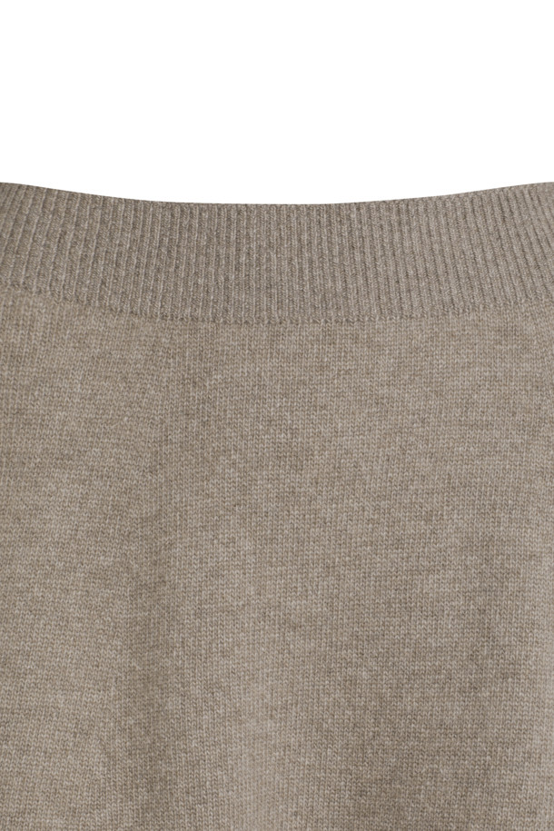 캐시미어 에센셜 스커트 (브라운)는 겨울 데일리룩을 위한 베이직하고 클래식한 스타일의 여성 스커트입니다. 8게이지 플레인 조직의 부드러운 캐시미어 소재로 제작되어 포근한 착용감을 선사합니다. 봉제 라인 없이, 밑단 1X1 립조직으로 마감되어 깔끔한 디자인을 자랑하며 무릎을 덮는 루즈핏 플레어 스타일입니다. 세련된 브라운 컬러가 다양한 상의와 매치하여 미니멀한 룩을 연출하기 좋습니다.
