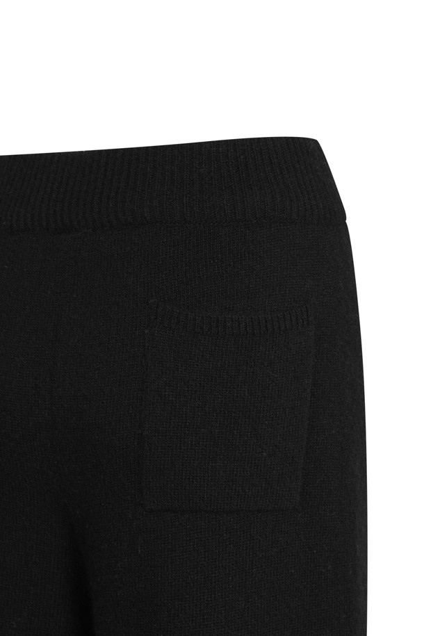 부드러운 캐시미어 소재의 여성용 스트레이트 팬츠입니다. 겨울철 따뜻하게 착용하기 좋은 두꺼운 두께감과 일자핏으로 편안한 착용감을 선사합니다. 미니멀한 스타일로, 홀가먼트 패턴의 디자인과 립 조직 밑단 디테일이 특징입니다. 데일리룩, 오피스룩, 모임룩 등 다양한 TPO에 활용 가능하며, 미니멀, 클래식, 시크한 스타일을 연출하기 좋습니다. 블랙 컬러로 어떤 상의와도 쉽게 매치할 수 있어 활용도가 높습니다.
