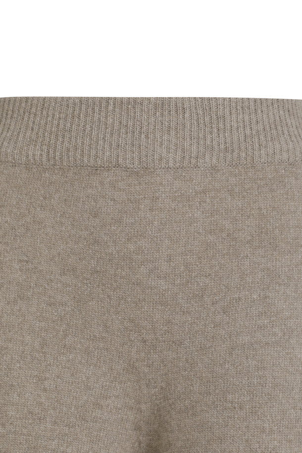 캐시미어 여성 스트레이트 팬츠 (브라운)는 겨울철 당신의 스타일을 완성해 줄 아이템입니다. 부드러운 캐시미어 소재로 제작되어 뛰어난 보온성을 자랑하며, 미니멀한 디자인과 일자핏으로 어떤 상의와도 잘 어울립니다. 밴딩 처리로 편안한 착용감을 선사하며, 립조직 밑단 디테일이 고급스러움을 더합니다. 데일리룩, 오피스룩, 모임룩 등 다양한 TPO에 활용 가능하며, 클래식, 미니멀, 시크한 스타일을 연출하기 좋습니다.
