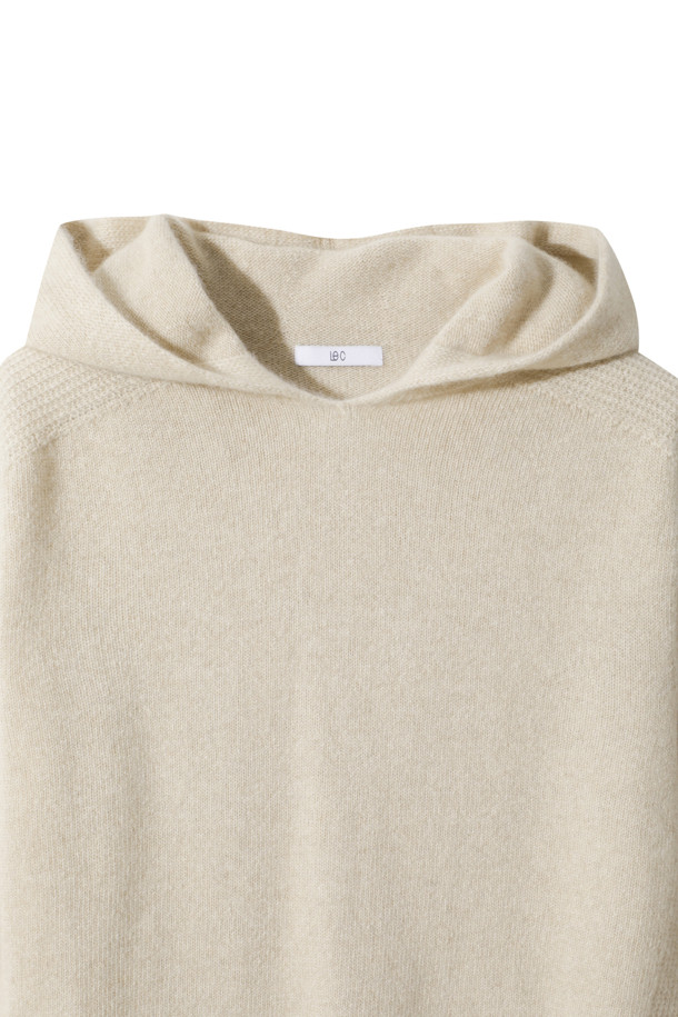 베이지 컬러의 캐시미어 여성 후디 풀오버입니다. 부드러운 촉감의 12게이지 플레인 조직 캐시미어 소재로 제작되었으며 , 레귤러 핏과 긴 소매 기장으로 편안하게 착용할 수 있습니다. 미니멀하고 베이직한 스타일로, 가을과 겨울철 데일리룩, 집콕룩, 산책룩 등 다양한 TPO에 활용하기 좋습니다. 후드 디자인과 소매/밑단 립 조직, 양 사이드 디테일이 특징이며, 두꺼운 두께감으로 따뜻함을 더합니다.
