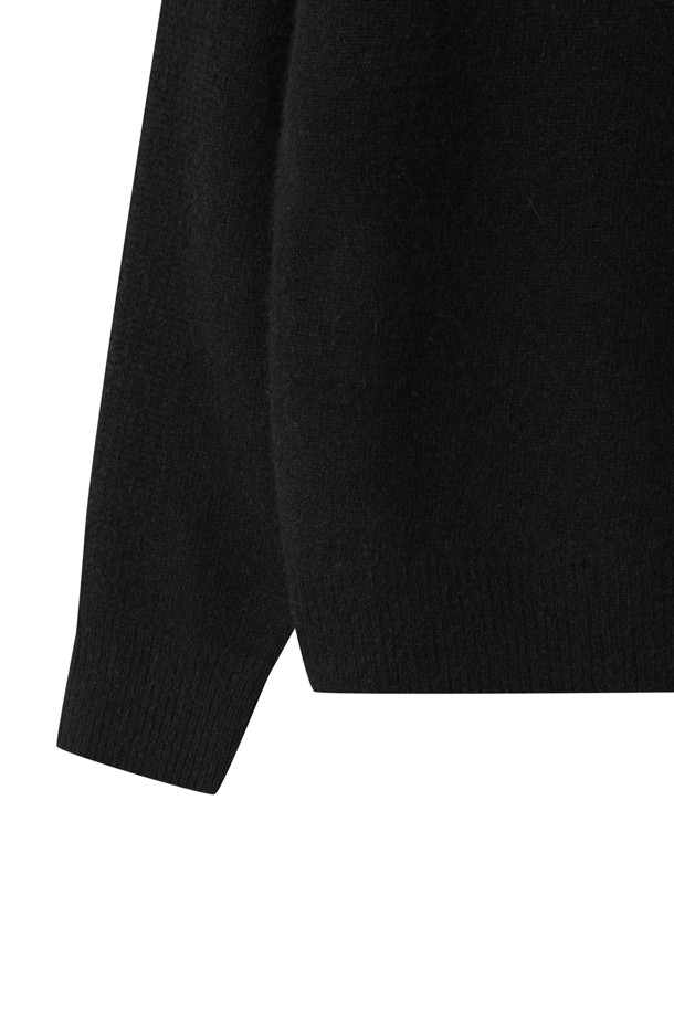 캐시미어 여성 후디 풀오버(블랙)는 부드러운 촉감의 캐시미어 소재로 제작되어 가을과 겨울, 포근하게 당신을 감싸줍니다. 12게이지 플레인 조직으로 짜여져 고급스러운 분위기를 더하며, 레귤러 핏과 긴 소매 기장으로 편안한 착용감을 선사합니다. 후드 디자인과 소매 및 밑단의 립 조직 마감, 양 사이드 디테일이 돋보이는 미니멀하고 베이직한 스타일의 니트/스웨터입니다. 겨울 데일리룩, 집콕룩, 산책룩 등 다양한 TPO에 맞춰 클래식하고 캐주얼하게 연출해 보세요. 
