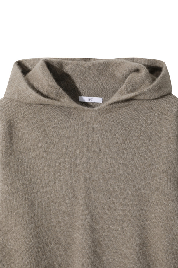 캐시미어 우먼 후디 풀오버 (브라운)는 부드러운 촉감의 캐시미어 소재로 제작되어 가을, 겨울 시즌 포근하게 착용하기 좋습니다. 12게이지 플레인 조직으로 짜여져 고급스러운 느낌을 주며, 레귤러핏으로 편안한 착용감을 선사합니다. 후드 디자인과 긴 소매, 소매와 밑단의 립 조직, 양 사이드 디테일이 돋보이며 미니멀하고 베이직한 스타일을 연출합니다. 겨울 데일리룩, 집콕룩, 산책룩 등 스타일에 구애없이 활용하기 좋은 아이템입니다.
