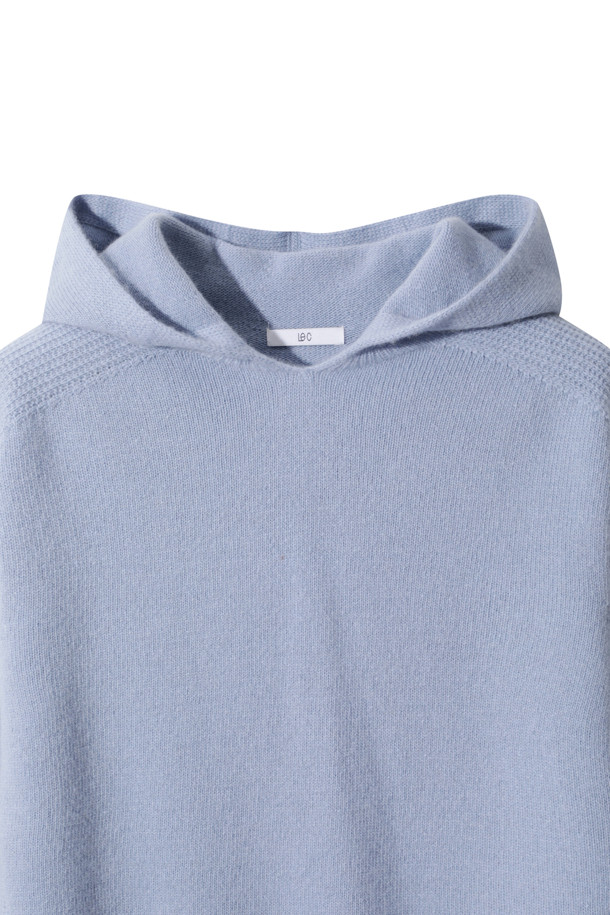 캐시미어 여성 후디 풀오버 (라이트 블루)는 가을, 겨울 시즌에 적합한 베이직 스타일의 여성 상의입니다. 부드러운 촉감의 캐시미어 소재로 제작되었으며, 12게이지 플레인 조직으로 편안함을 더했습니다. 레귤러 핏과 긴 소매 기장으로 제작되었으며, 후드 네크라인과 소매 및 밑단 립조직 처리가 특징입니다. 미니멀, 클래식, 캐주얼 스타일을 즐기는 분들께 집콕룩, 겨울 데일리룩, 산책룩 등 다양한 TPO에 맞춰 활용하기 좋습니다. 양 사이드 디테일이 은은한 포인트를 더합니다.
