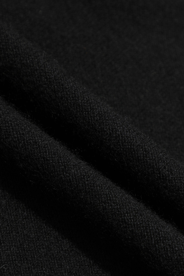 캐시미어 남성 스웨터 (블랙)는 가을과 겨울, 당신의 일상에 우아함을 더해줄 아이템입니다. 부드러운 촉감의 캐시미어 소재와 12게이지 양두 조직, 홀가먼트 방식으로 제작되어 뛰어난 착용감을 선사합니다. 베이직하고 미니멀한 스타일로, 라운드넥과 레귤러핏 디자인이 특징이며, 겨울 데일리룩, 모임룩, 오피스룩 등 다양한 TPO에 활용할 수 있습니다. 넥과 소매 부분의 1X1립 조직은 더욱 세련된 외관을 연출하며, 긴 소매 기장으로 보온성을 높였습니다. 환경 친화적인 방식으로 제작되어 더욱 가치 있는 선택입니다.
