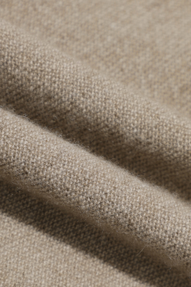 캐시미어 남성 스웨터 (브라운)는 가을과 겨울, 당신의 일상과 데이트, 카페에서의 시간을 더욱 특별하게 만들어줄 아이템입니다. 부드러운 촉감의 캐시미어 100% 소재로 제작되어 포근하고 따뜻하며, 12게이지 양두 조직과 홀가먼트 방식으로 완성되어 뛰어난 착용감과 미니멀한 스타일을 선사합니다. 레귤러 핏에 라운드 넥 디자인으로, 베이직하면서도 클래식한 분위기를 연출하며, 긴 소매와 두꺼운 두께감으로 쌀쌀한 날씨에도 든든하게 몸을 감싸줍니다. 넥과 소매 부분의 1X1 립 조직이 은은한 포인트를 더해 고급스러움을 더합니다.
